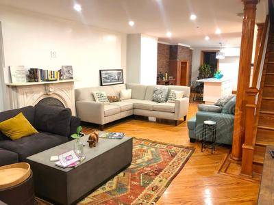 Gorgeous Clinton Hill Apartment with Backyard and Fire Pit场地环境基础图库